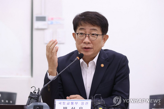 박상우 국토교통부 장관이 지난 18일 경기 수원시 매탄동 영동1 재개발사업현장 일대에서 열린 '노후 원도심 재개발·재건축 지원을 위한 현장간담회'에서 발언하고 있다. [연합뉴스]